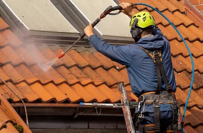 Démoussage et hydrofuge de toiture à Neussargues en Pinatelle